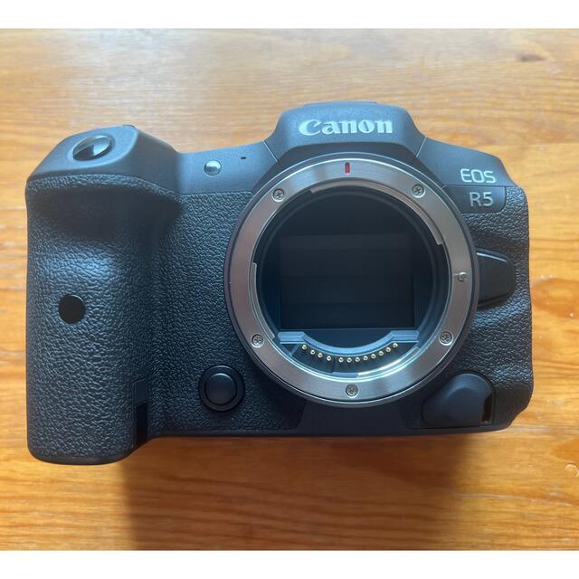 Canon(キヤノン)のcanon eos r5 ボディ　おまけ純正バッテリー2個付き スマホ/家電/カメラのカメラ(ミラーレス一眼)の商品写真