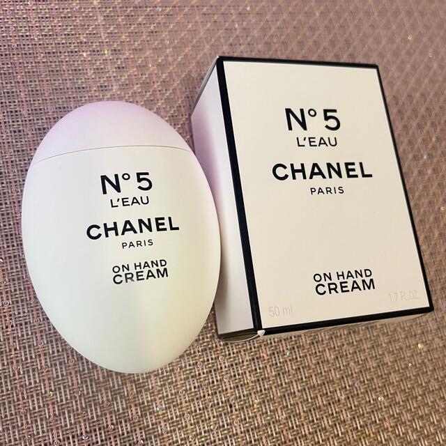 CHANEL(シャネル)のりっちゃん様専用　シャネル　N°5 ロー　ハンドクリーム コスメ/美容のボディケア(ハンドクリーム)の商品写真