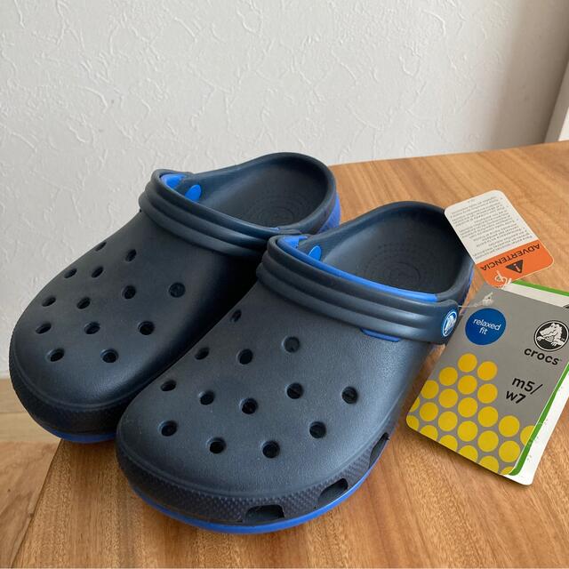 crocs(クロックス)の新品！未使用！ crocs クロックス サンダル23cm ネイビー／シーブルー キッズ/ベビー/マタニティのキッズ靴/シューズ(15cm~)(サンダル)の商品写真