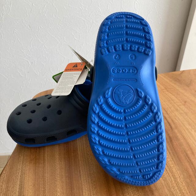 crocs(クロックス)の新品！未使用！ crocs クロックス サンダル23cm ネイビー／シーブルー キッズ/ベビー/マタニティのキッズ靴/シューズ(15cm~)(サンダル)の商品写真