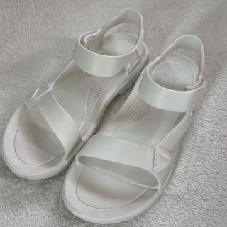 テバ(Teva)のテバ　サンダル　白　W9M7(サンダル)