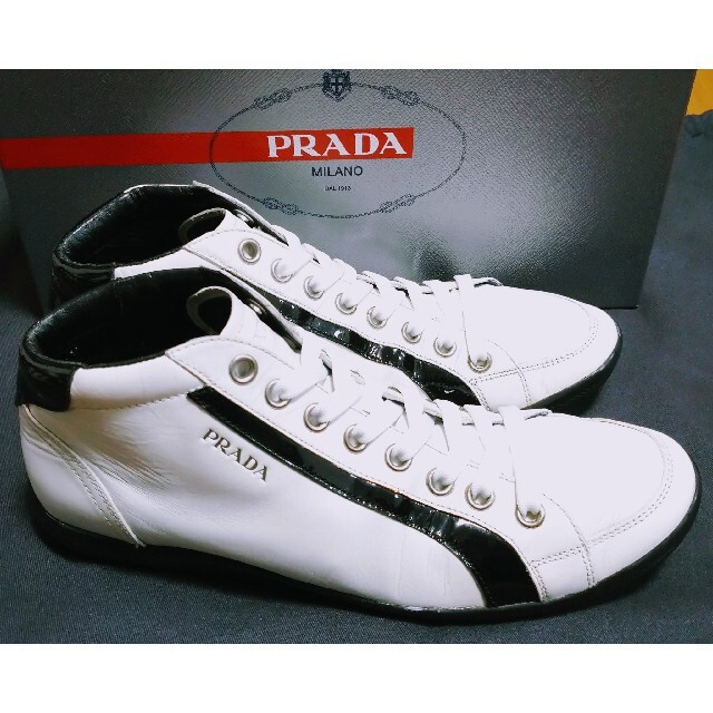 好評安い PRADA - プラダ ミッドカットスニーカー 白×黒 27.0cmの通販