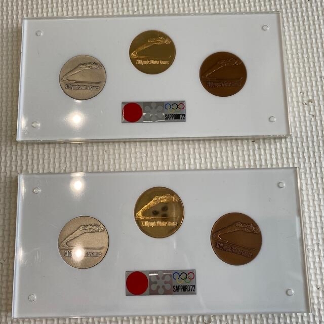 第11回札幌オリンピック冬季大会記念メダル　2セット スポーツ/アウトドアの野球(記念品/関連グッズ)の商品写真
