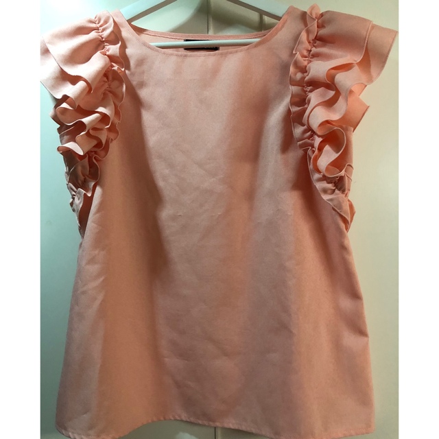 ピンク肩フリルシャツ レディースのトップス(シャツ/ブラウス(半袖/袖なし))の商品写真