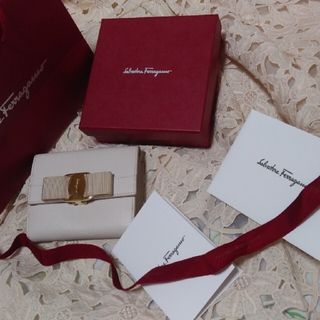 サルヴァトーレフェラガモ(Salvatore Ferragamo)のFerragamo 財布 美品 白 ホワイト(財布)