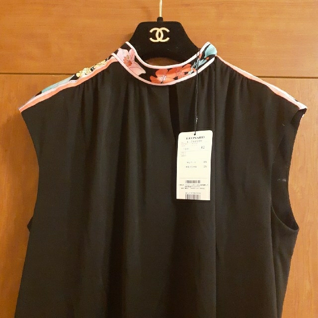 LEONARD(レオナール)の売り切り　新品　レオナール　カンカン　ブラウス　スカート　42　セットアップ レディースのトップス(シャツ/ブラウス(半袖/袖なし))の商品写真
