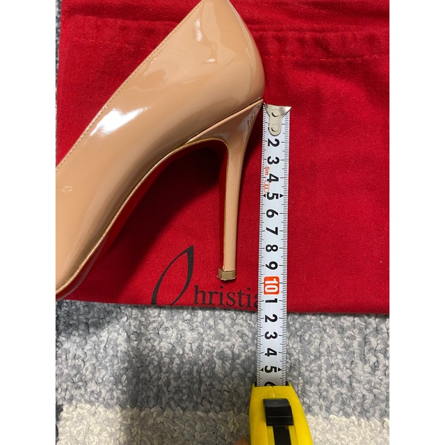 Christian Louboutin(クリスチャンルブタン)のChristian  Louboutin ベージュヒールパンプス レディースの靴/シューズ(ハイヒール/パンプス)の商品写真