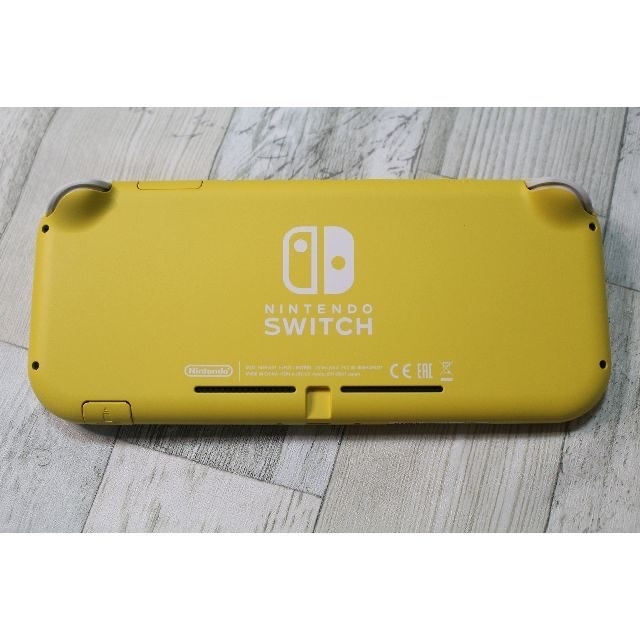 任天堂(ニンテンドウ)のNintendo switch LITE イエロー　美品　箱なし　ケースセット エンタメ/ホビーのゲームソフト/ゲーム機本体(携帯用ゲーム機本体)の商品写真