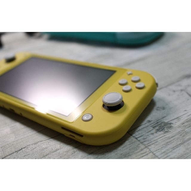 任天堂(ニンテンドウ)のNintendo switch LITE イエロー　美品　箱なし　ケースセット エンタメ/ホビーのゲームソフト/ゲーム機本体(携帯用ゲーム機本体)の商品写真