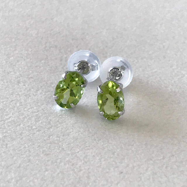 プラチナピアス ペリドットピアス 8月誕生石 プラチナシリコンキャッチ付き！4mm×6mmカット