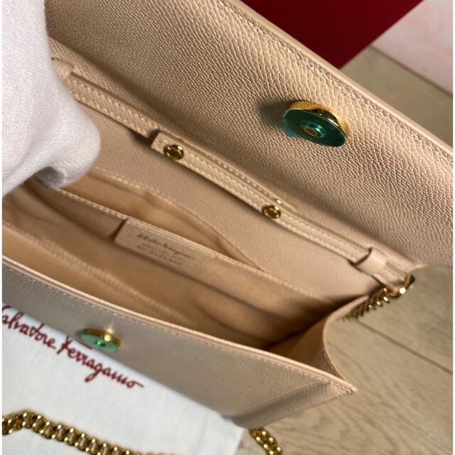 Salvatore Ferragamo(サルヴァトーレフェラガモ)の新品　フェラガモ ショルダーバッグ　ヴァラ リボン レディースのバッグ(ショルダーバッグ)の商品写真