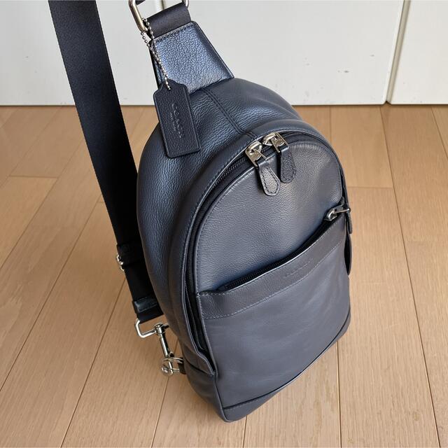 COACH(コーチ)のCOACHコーチF54770スムースレザーボディバッグ　ネイビーグレー メンズのバッグ(ボディーバッグ)の商品写真