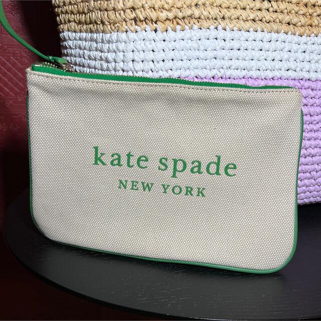 kate spade new york(ケイトスペードニューヨーク)の美品 新作 kate spade カゴ トートミニポーチ付き レディースのバッグ(かごバッグ/ストローバッグ)の商品写真