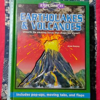 EARTHQUAKES & VOLCANOES　仕掛け　絵本　飛び出す　英語(洋書)