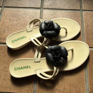 シャネル(CHANEL)の季節外れ品格安です！！(サンダル)