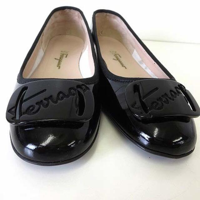Salvatore Ferragamo(サルヴァトーレフェラガモ)のサルヴァトーレフェラガモ パンプス ヴァラ エナメル 7.5 C 黒 24.5 レディースの靴/シューズ(ハイヒール/パンプス)の商品写真