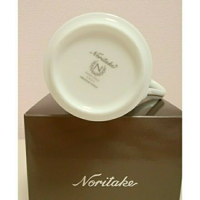 Noritake(ノリタケ)のノリタケ⭐マグカップ⭐ゴールド⭐クローバー⭐ボーンチャイナ インテリア/住まい/日用品のキッチン/食器(グラス/カップ)の商品写真