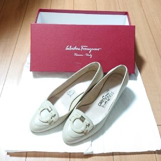 サルヴァトーレフェラガモ(Salvatore Ferragamo)の【匿名配送・送料込み】フェラガモ  パンプス  オフホワイト～グレージュ(ハイヒール/パンプス)