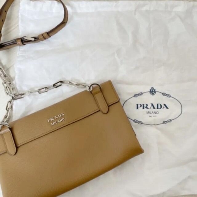 PRADA(プラダ)の専用です！！正規品 プラダ ハワイ購入 美品 レディースのバッグ(ショルダーバッグ)の商品写真