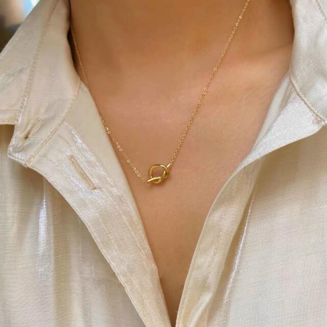 人気♡ ノットネックレス　ゴールド　ステンレス　結び目　リボン　一粒　18k  レディースのアクセサリー(ネックレス)の商品写真