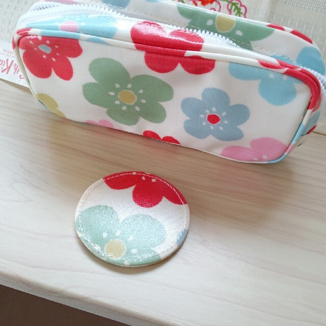 Cath Kidston(キャスキッドソン)の新品未使用キャスキッドソン花柄ポーチ レディースのファッション小物(ポーチ)の商品写真