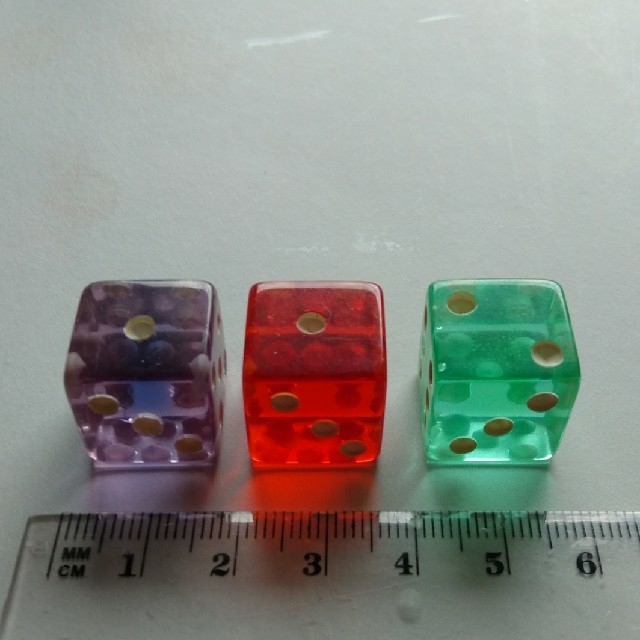 クリスタル さいころ(赤・紫・緑) 3個 エンタメ/ホビーのおもちゃ/ぬいぐるみ(その他)の商品写真