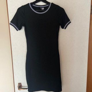 エイチアンドエム(H&M)の黒ニットワンピース　半袖(ひざ丈ワンピース)