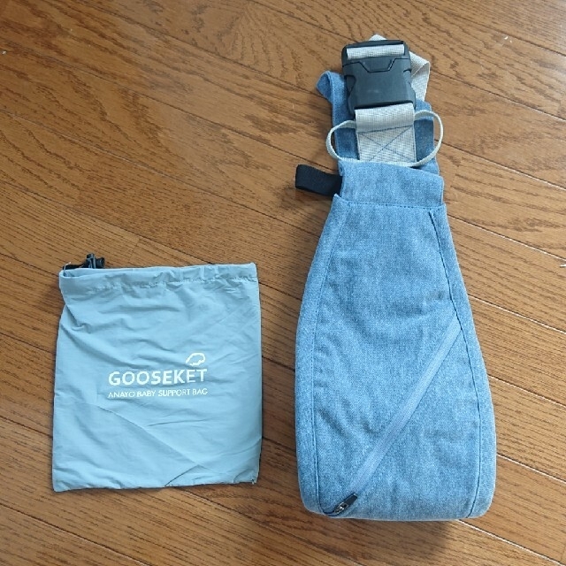 【未使用】GOOSEKET 抱っこひも ブルーカラー キッズ/ベビー/マタニティの外出/移動用品(抱っこひも/おんぶひも)の商品写真