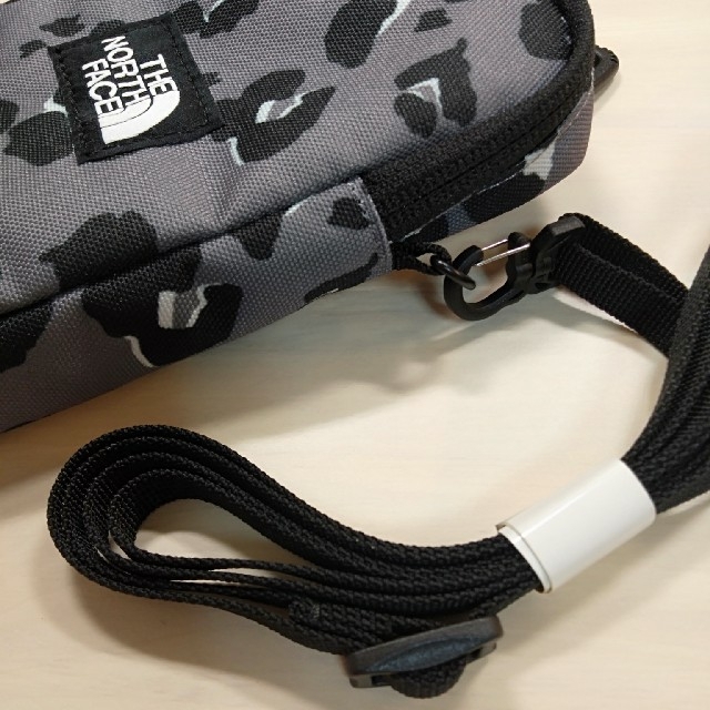 THE NORTH FACE(ザノースフェイス)のTHE NORTH FACE　ショルダーバッグ　グレー　スマホポーチ メンズのバッグ(ショルダーバッグ)の商品写真