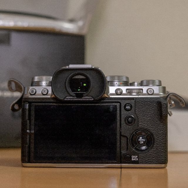 富士フイルム(フジフイルム)のFUJIFILM X-T4 スマホ/家電/カメラのカメラ(ミラーレス一眼)の商品写真