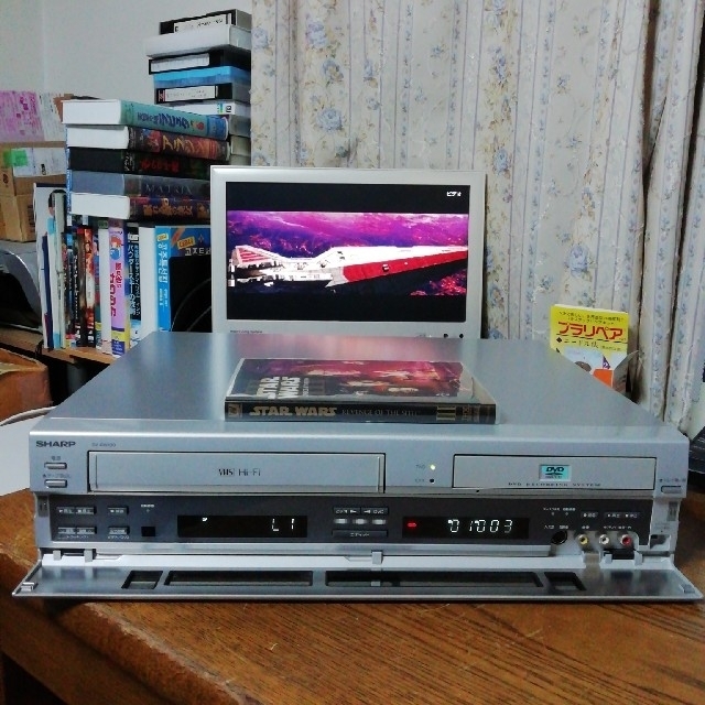 SHARP(シャープ)のSHARP VHS/DVDレコーダー【DV-RW100】 スマホ/家電/カメラのテレビ/映像機器(DVDレコーダー)の商品写真