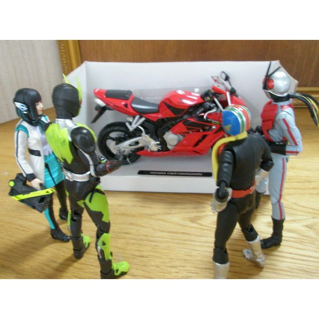 ホンダ(ホンダ)の1/12スケール　HONDA　CBR1000R（2005）NewRayToys製 エンタメ/ホビーのおもちゃ/ぬいぐるみ(模型/プラモデル)の商品写真