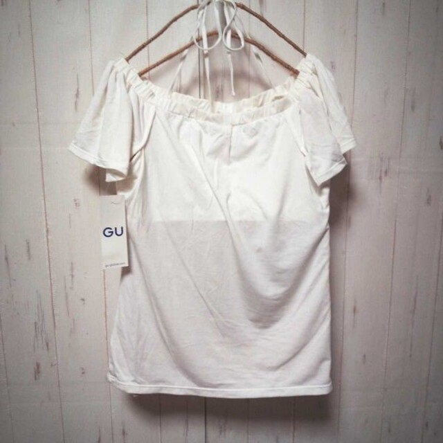 GU(ジーユー)のr0038【GU】WOMEN ブラフィール オフショルダーT（M/オフホワイト） レディースのトップス(Tシャツ(半袖/袖なし))の商品写真