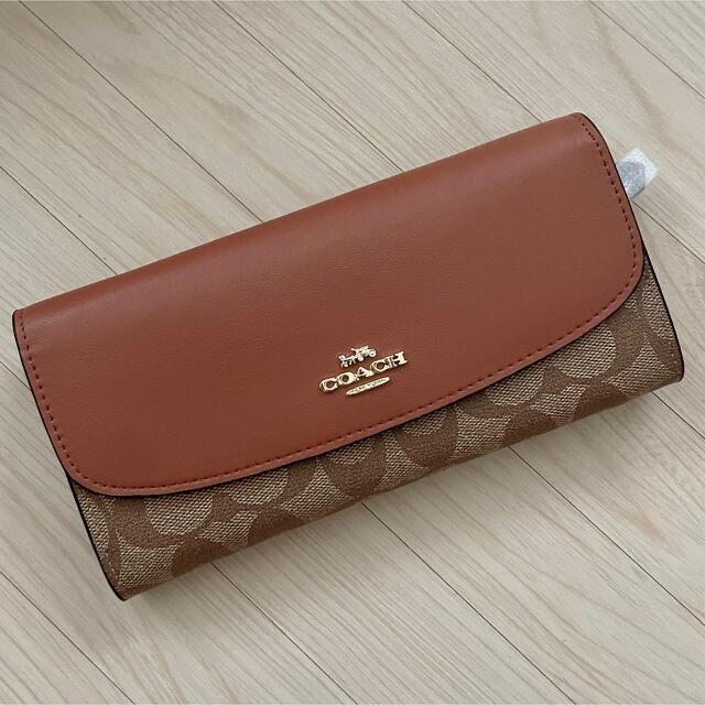 COACH(コーチ)の【正規品】ブラウン　フラップ　３つ折り　新品　長財布　定番　コーチ レディースのファッション小物(財布)の商品写真