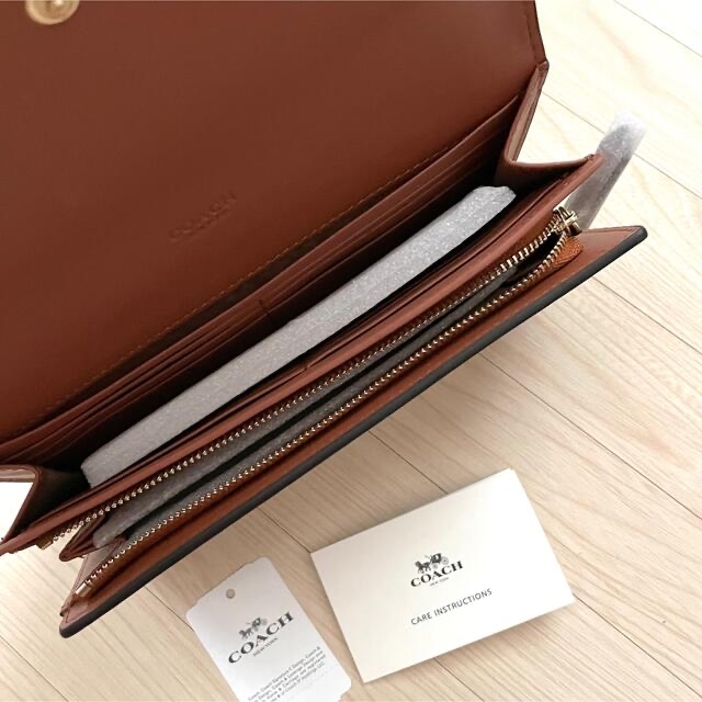 COACH(コーチ)の【正規品】ブラウン　フラップ　３つ折り　新品　長財布　定番　コーチ レディースのファッション小物(財布)の商品写真