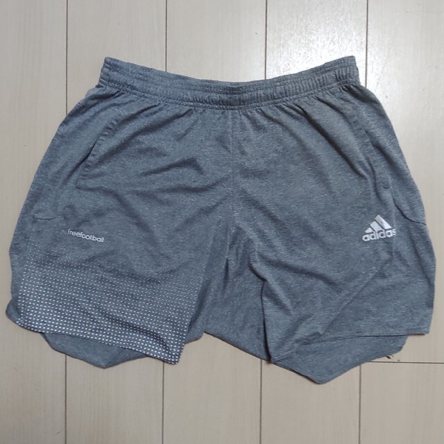 adidas(アディダス)のアディダス　ハーフパンツ　ショートパンツ　グレー　灰色　O(LL)サイズ スポーツ/アウトドアのランニング(ウェア)の商品写真