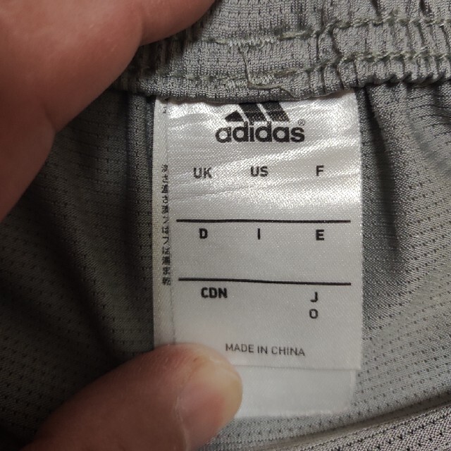 adidas(アディダス)のアディダス　ハーフパンツ　ショートパンツ　グレー　灰色　O(LL)サイズ スポーツ/アウトドアのランニング(ウェア)の商品写真