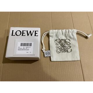 ロエベ(LOEWE)のLOEWE アナグラムブローチメタル　パラジウム　美品(ブローチ/コサージュ)