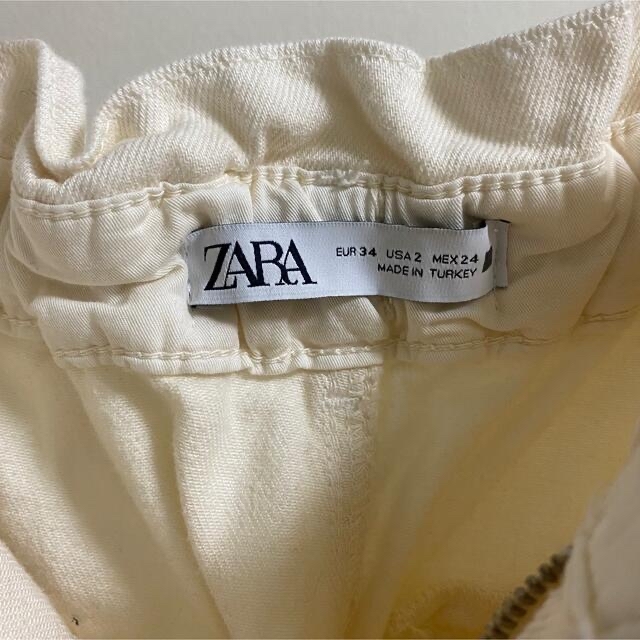 ZARA(ザラ)のZARA ペーパーバッグデニムパンツ エクリュ 34 レディースのパンツ(カジュアルパンツ)の商品写真