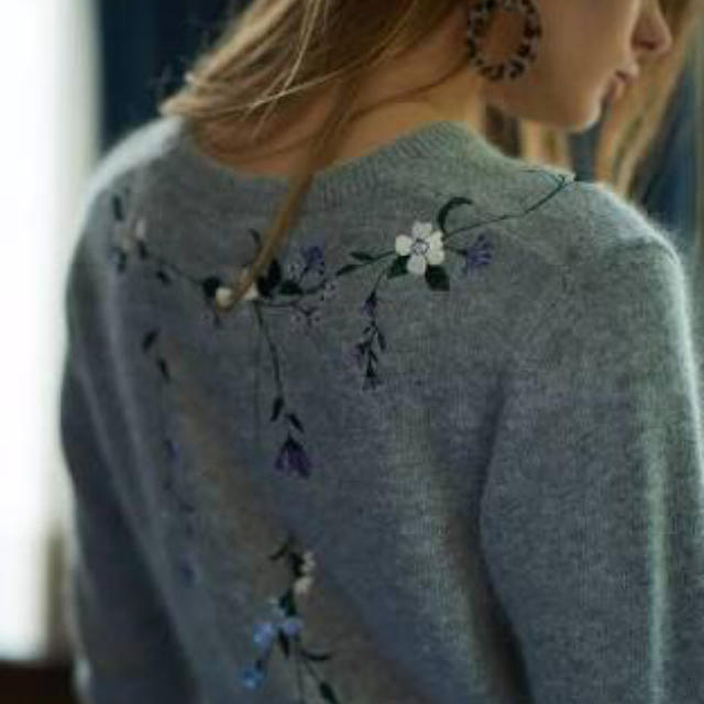 Lily Brown(リリーブラウン)の石原さとみ着用‼︎リリーブラウン 刺繍ニット グレー レディースのトップス(ニット/セーター)の商品写真