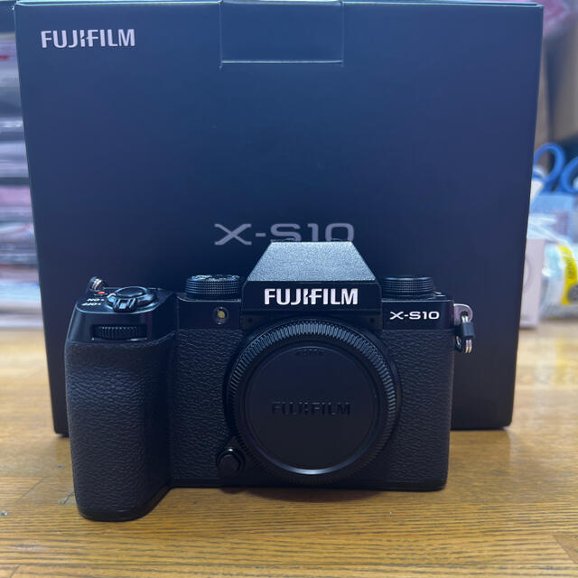 富士フイルム(フジフイルム)のfujifilm X-S10 本体のみ スマホ/家電/カメラのカメラ(ミラーレス一眼)の商品写真