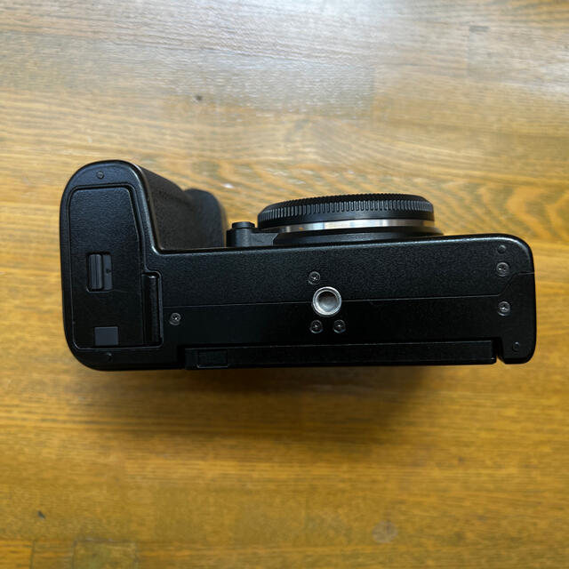 富士フイルム(フジフイルム)のfujifilm X-S10 本体のみ スマホ/家電/カメラのカメラ(ミラーレス一眼)の商品写真
