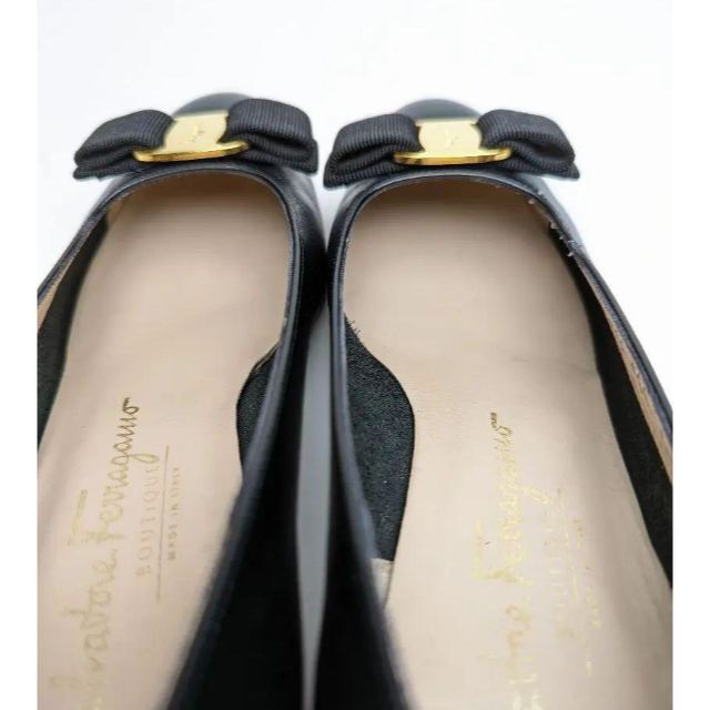 Salvatore Ferragamo(サルヴァトーレフェラガモ)のピカピカ新品仕上⭐フェラガモFerragamo ヴァラ　パンプス22.5～23黒 レディースの靴/シューズ(ハイヒール/パンプス)の商品写真