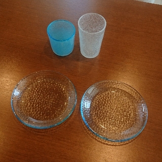 タチキチ(たち吉)の琉球ガラスのグラス2個 たち吉の硝子皿2枚 新品未使用☆ グラスか皿、バラ売り可(食器)