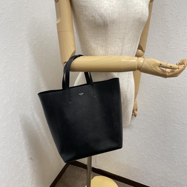 celine(セリーヌ)のセリーヌ　CELINE バーティカル　カバ　スモール　ブラック レディースのバッグ(ショルダーバッグ)の商品写真