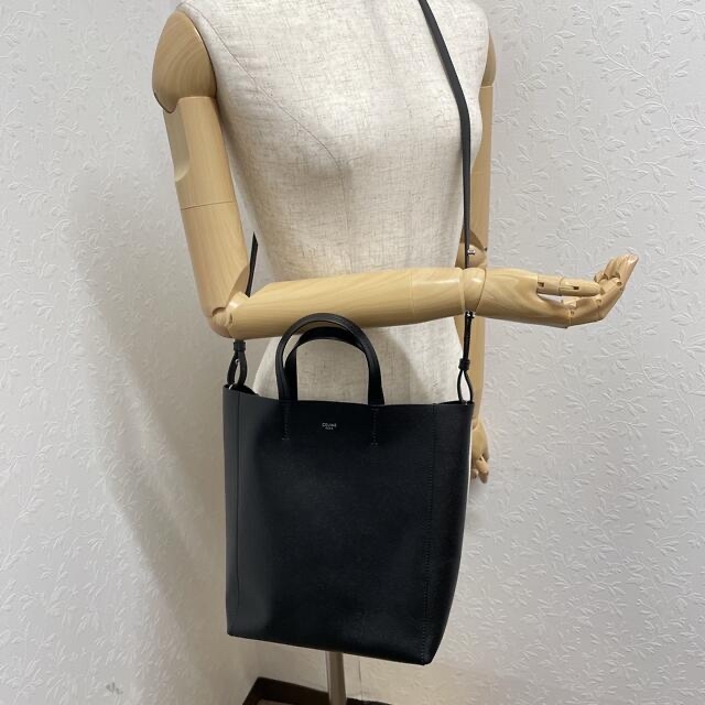 celine(セリーヌ)のセリーヌ　CELINE バーティカル　カバ　スモール　ブラック レディースのバッグ(ショルダーバッグ)の商品写真