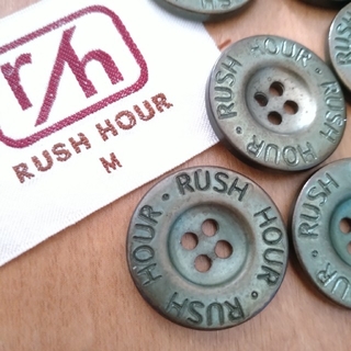 ラッシュアワー(RUSH HOUR)の【ラッシュアワー】古着のレディースアウターについてたボタンとタグ(その他)