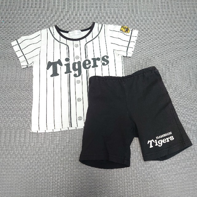 阪神タイガース ユニフォームパジャマ(90サイズ) キッズ/ベビー/マタニティのキッズ服男の子用(90cm~)(パジャマ)の商品写真