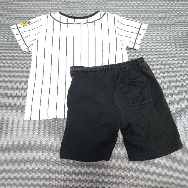 阪神タイガース ユニフォームパジャマ(90サイズ) キッズ/ベビー/マタニティのキッズ服男の子用(90cm~)(パジャマ)の商品写真