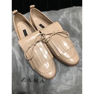 ザラ(ZARA)の新品未使用 ZARA 42サイズ ピンクベージュエナメルローファー(ローファー/革靴)